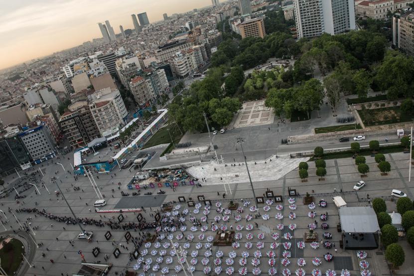 Yeryüzü Sofrası ilk iftarı Galatasaray Meydanında açtı