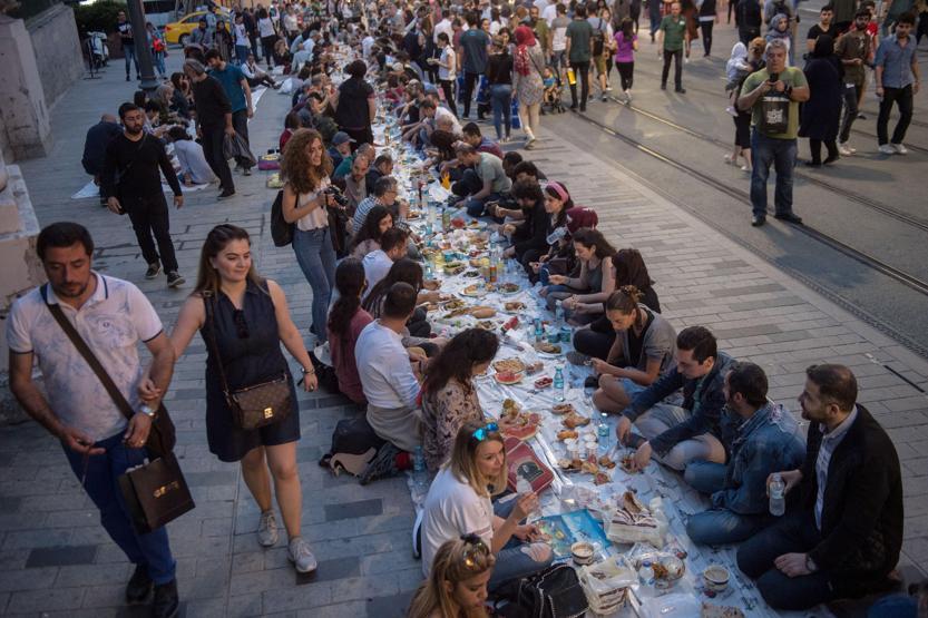 Yeryüzü Sofrası ilk iftarı Galatasaray Meydanında açtı