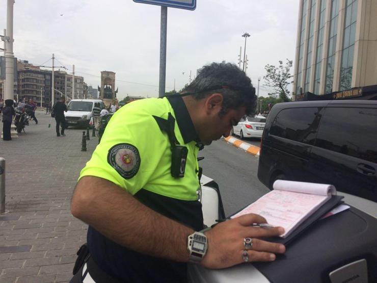 Taksimde polis itfaiyeye ceza kesti