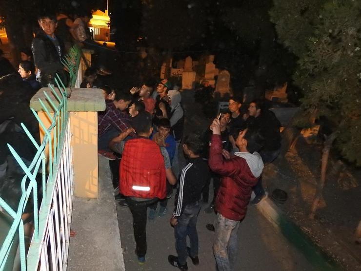 Gizemli kız neden hep aynı mezara gidiyordu