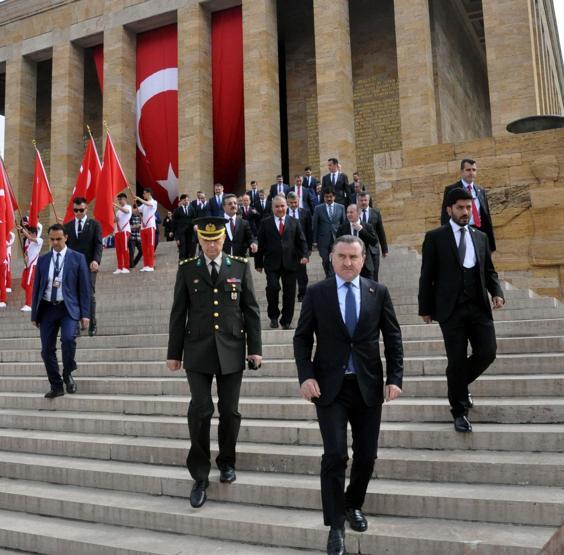 Anıtkabirde 19 Mayıs töreni