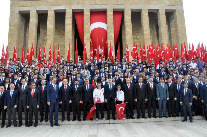 Anıtkabirde 19 Mayıs töreni
