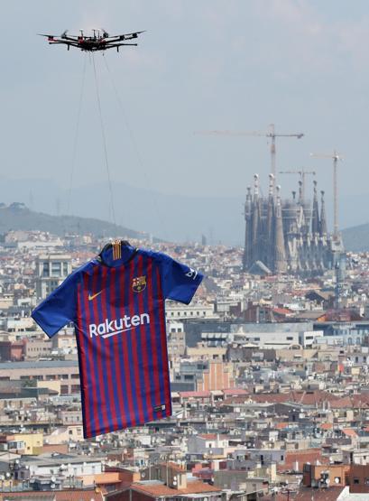 Barcelona yeni formasını dronela tanıttı