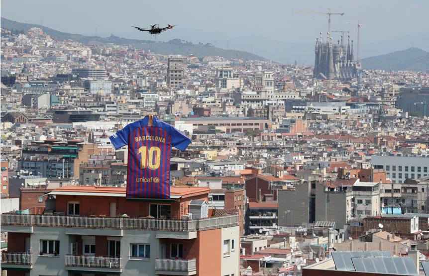 Barcelona yeni formasını dronela tanıttı