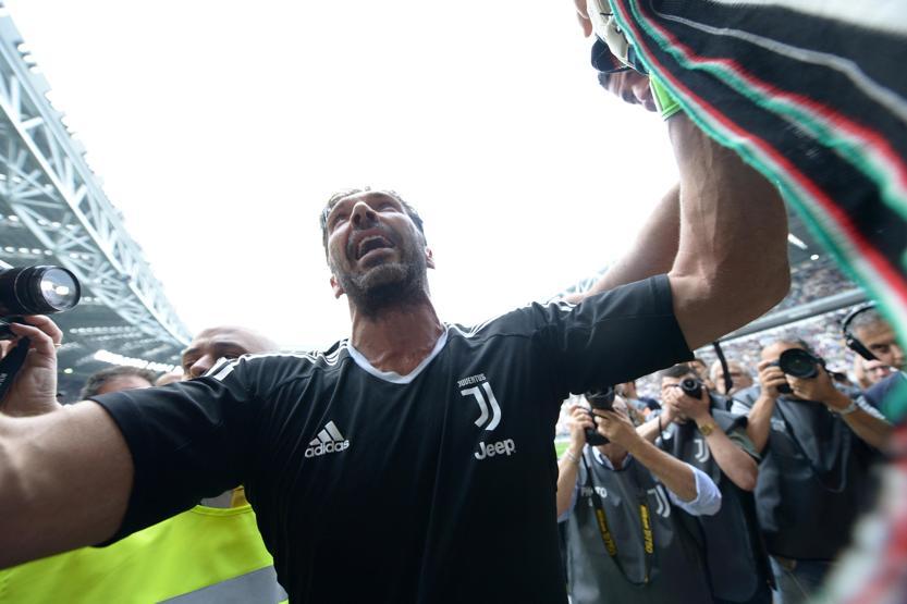 Gianluigi Buffon gözyaşları içinde veda etti