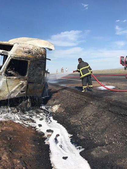 Kaza yapan petrol tankeri küle döndü