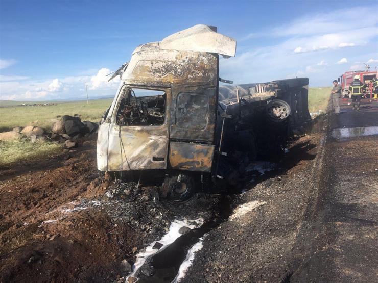 Kaza yapan petrol tankeri küle döndü