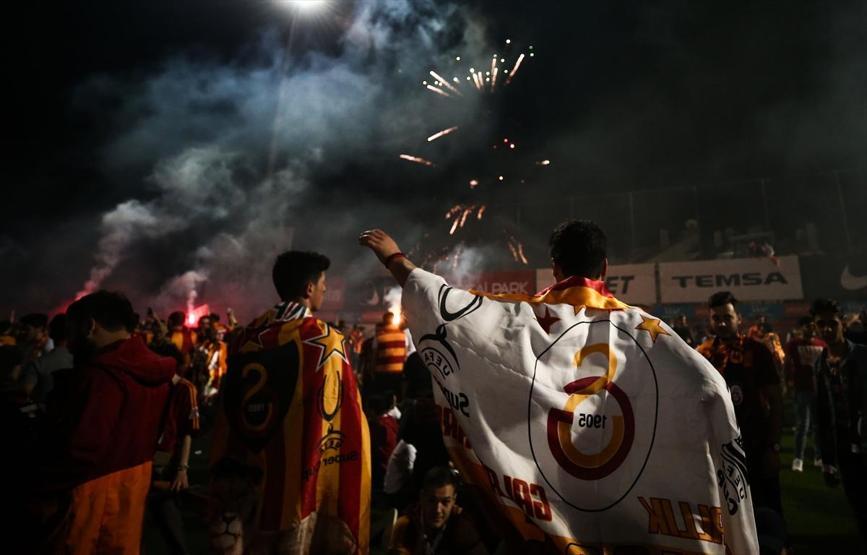 Galatasaray taraftarı şampiyonluk sonrası Floryaya akın etti