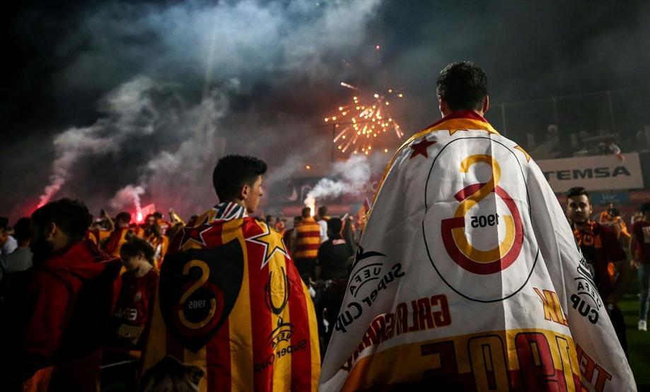 Galatasaray taraftarı şampiyonluk sonrası Floryaya akın etti