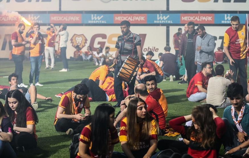 Galatasaray taraftarı şampiyonluk sonrası Floryaya akın etti