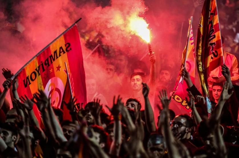 Galatasaray taraftarı şampiyonluk sonrası Floryaya akın etti
