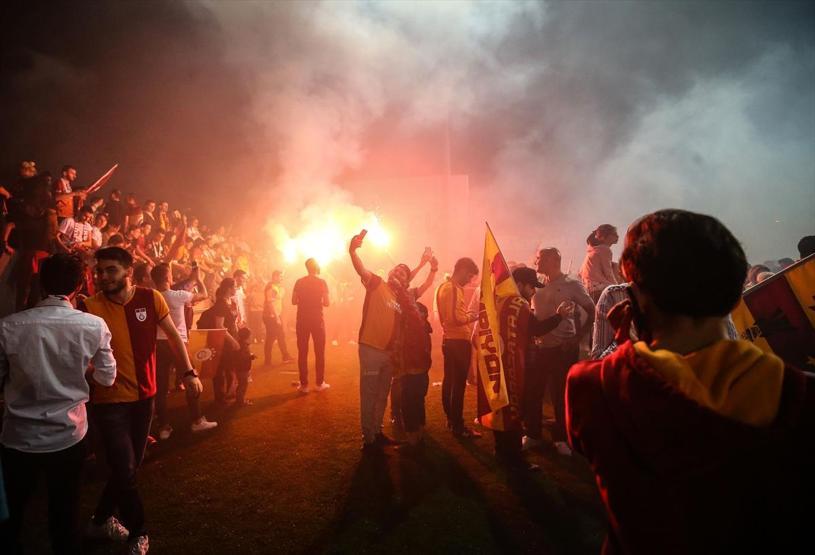 Galatasaray taraftarı şampiyonluk sonrası Floryaya akın etti