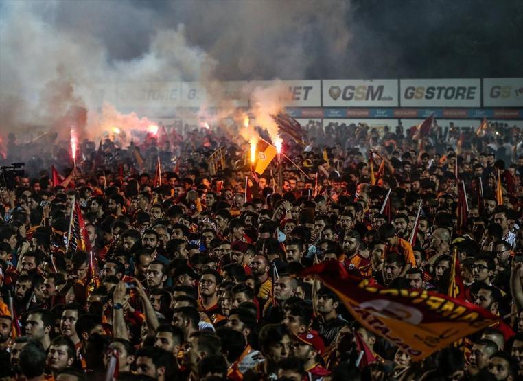 Galatasaray taraftarı şampiyonluk sonrası Floryaya akın etti