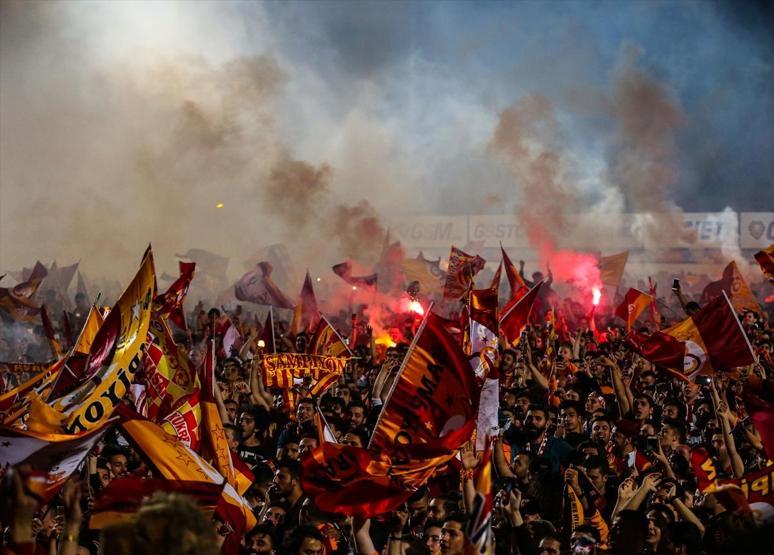 Galatasaray taraftarı şampiyonluk sonrası Floryaya akın etti
