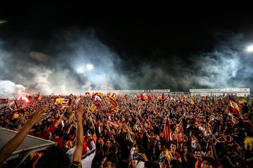 Galatasaray taraftarı şampiyonluk sonrası Floryaya akın etti