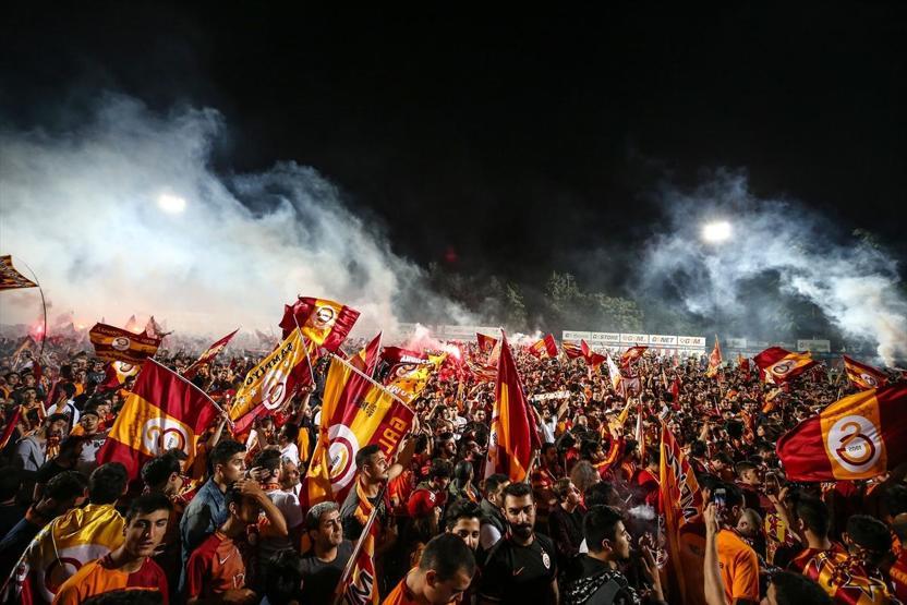 Galatasaray taraftarı şampiyonluk sonrası Floryaya akın etti
