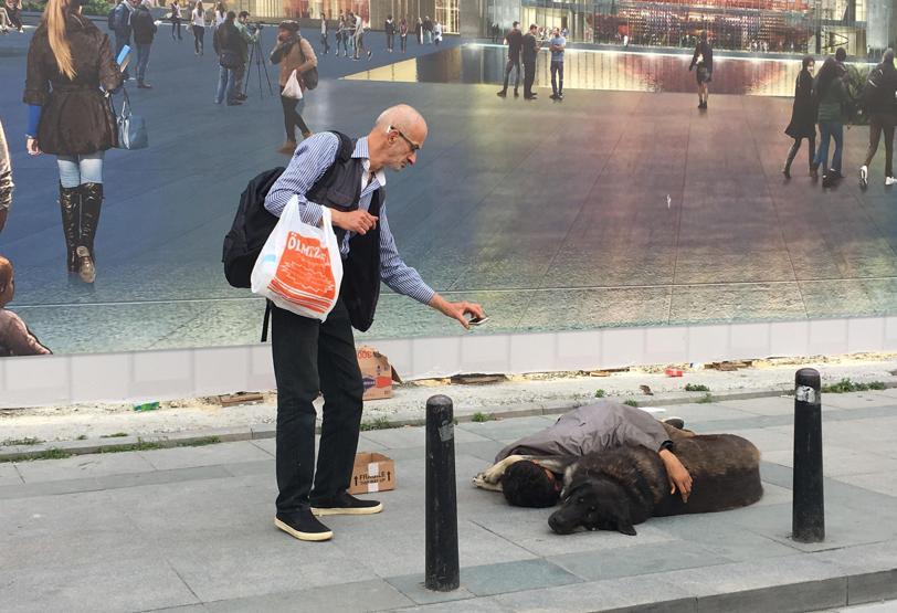 İstanbulun göbeğinde köpeğine sarılıp uyuyan çocuk yürek burktu