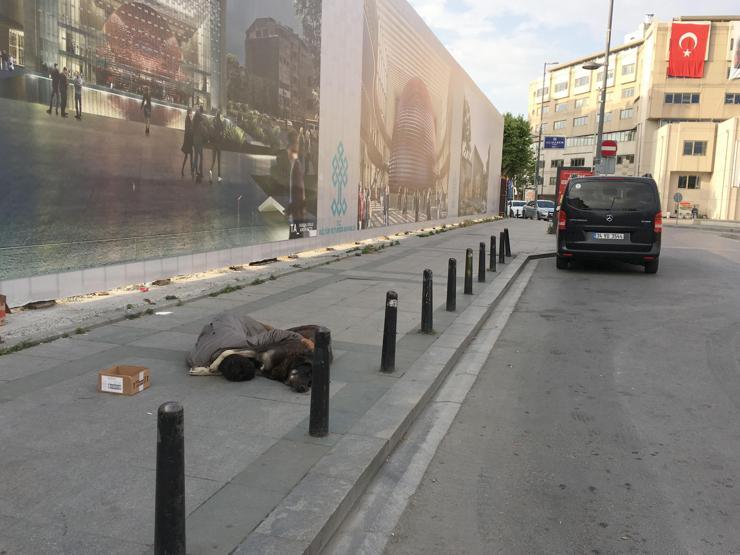İstanbulun göbeğinde köpeğine sarılıp uyuyan çocuk yürek burktu