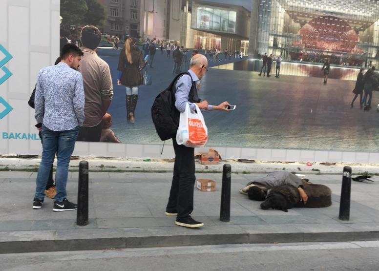 İstanbulun göbeğinde köpeğine sarılıp uyuyan çocuk yürek burktu