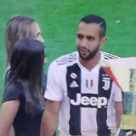 Juventuslu futbolcunun eli havada kaldı