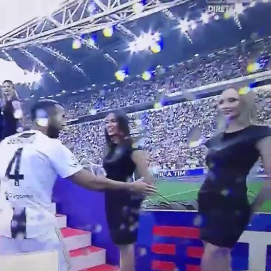 Juventuslu futbolcunun eli havada kaldı