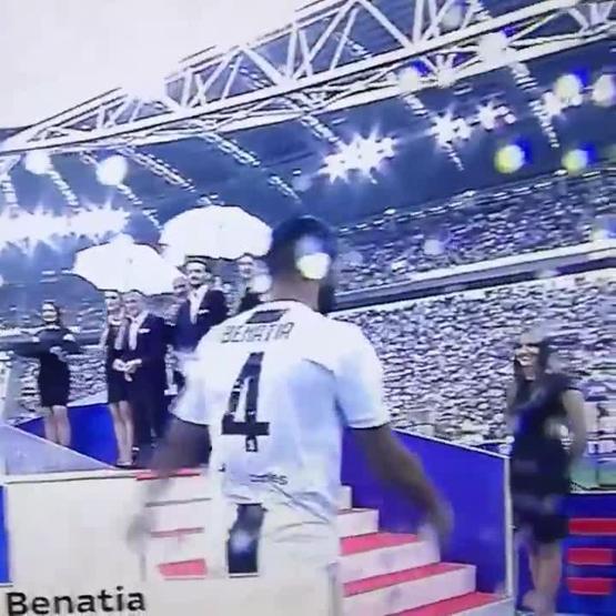 Juventuslu futbolcunun eli havada kaldı