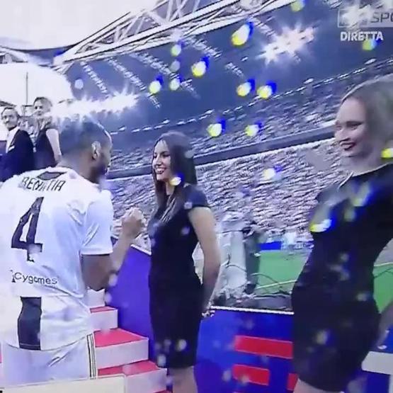 Juventuslu futbolcunun eli havada kaldı