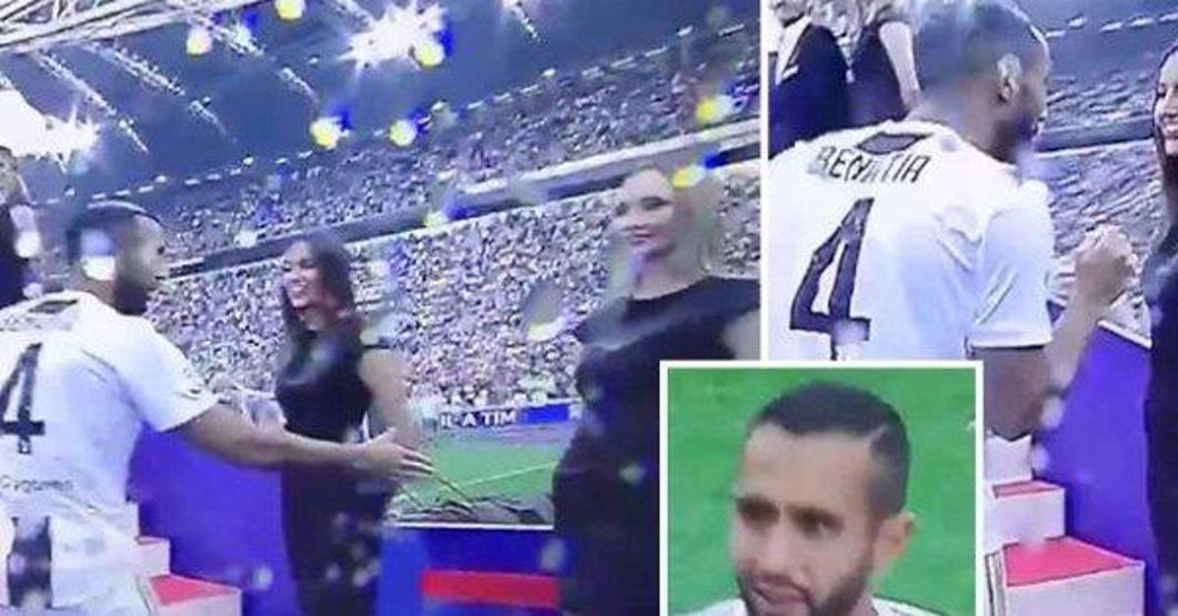 Juventuslu futbolcunun eli havada kaldı