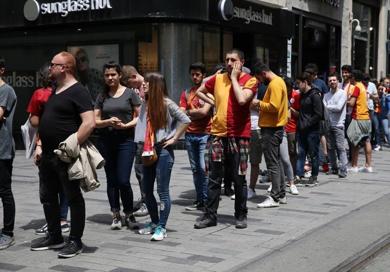Galatasaraylılar Taksimde uzun kuyruklar oluşturdu
