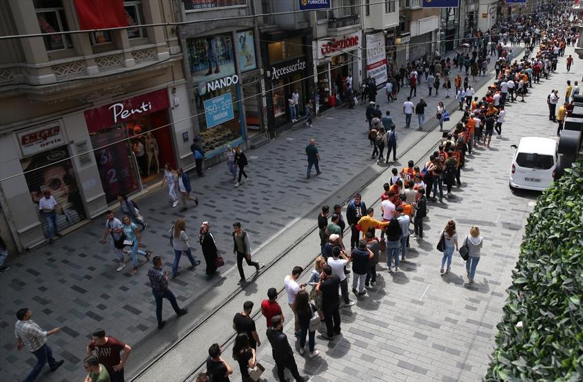 Galatasaraylılar Taksimde uzun kuyruklar oluşturdu