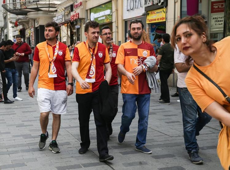 Galatasaraylılar Taksimde uzun kuyruklar oluşturdu