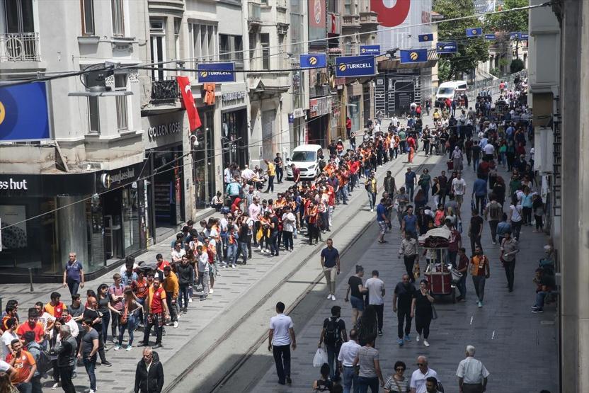Galatasaraylılar Taksimde uzun kuyruklar oluşturdu