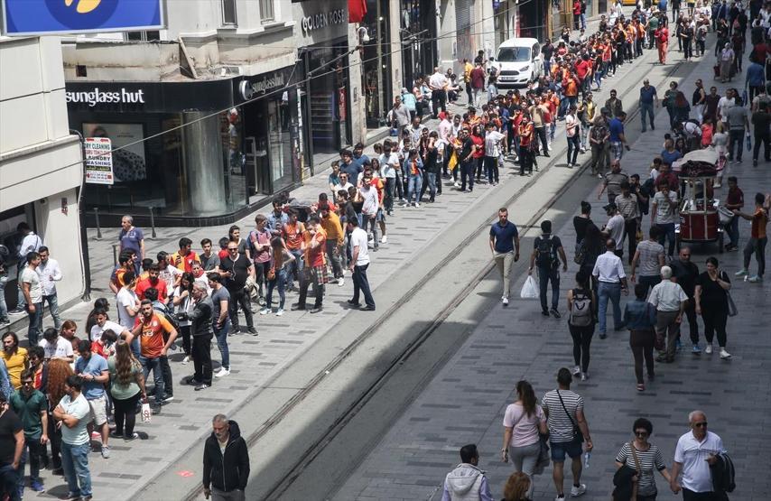 Galatasaraylılar Taksimde uzun kuyruklar oluşturdu