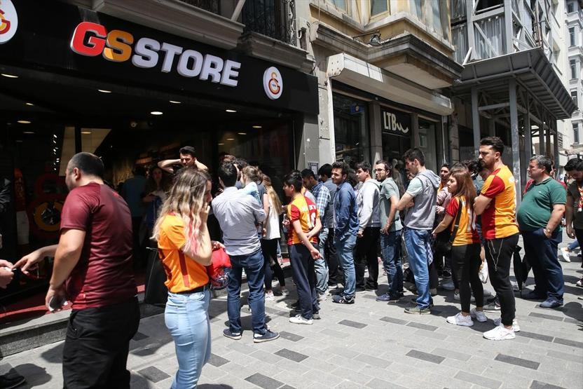 Galatasaraylılar Taksimde uzun kuyruklar oluşturdu