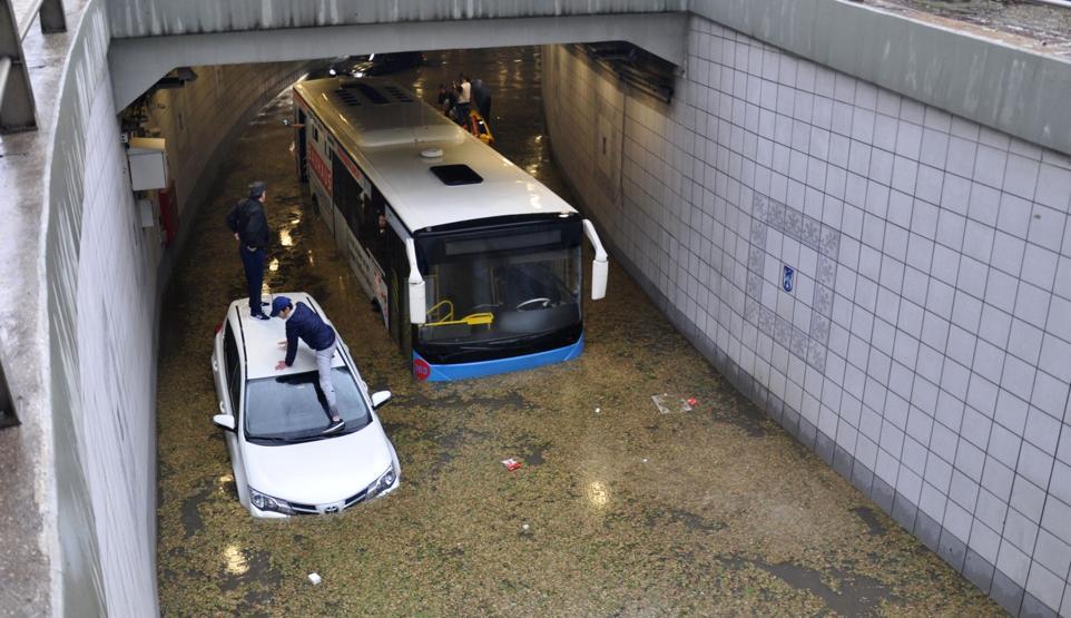 Son dakika... Ankarada şiddetli yağış. Alt geçitte mahsur kaldılar