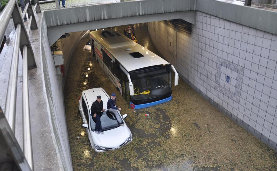 Son dakika... Ankarada şiddetli yağış. Alt geçitte mahsur kaldılar