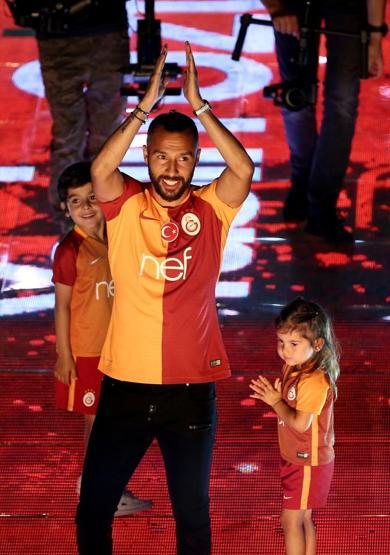 Şampiyon Galatasaray kupasına kavuştu