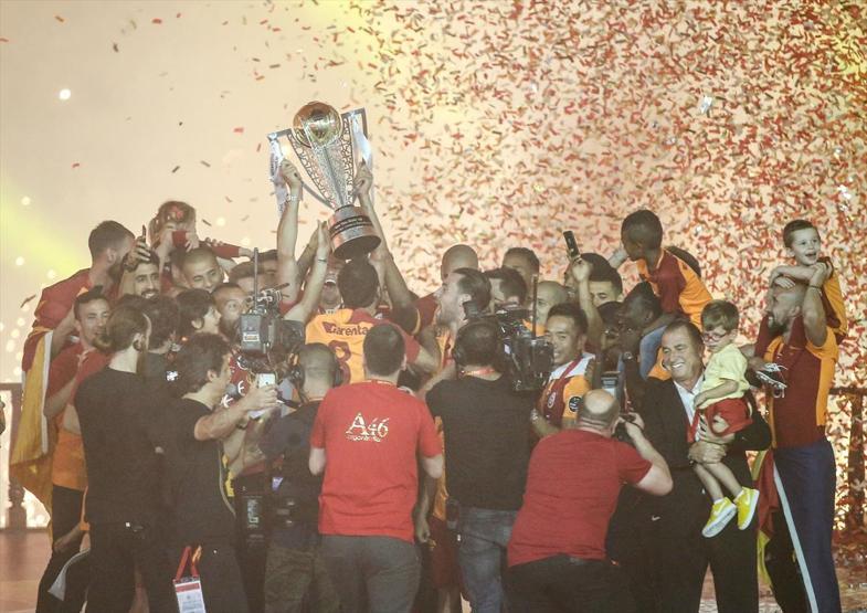Şampiyon Galatasaray kupasına kavuştu