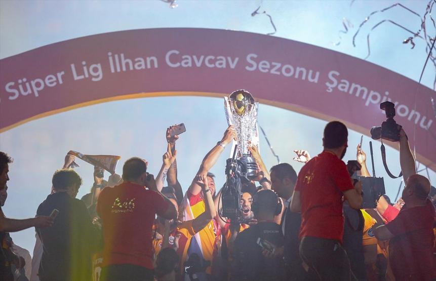 Şampiyon Galatasaray kupasına kavuştu
