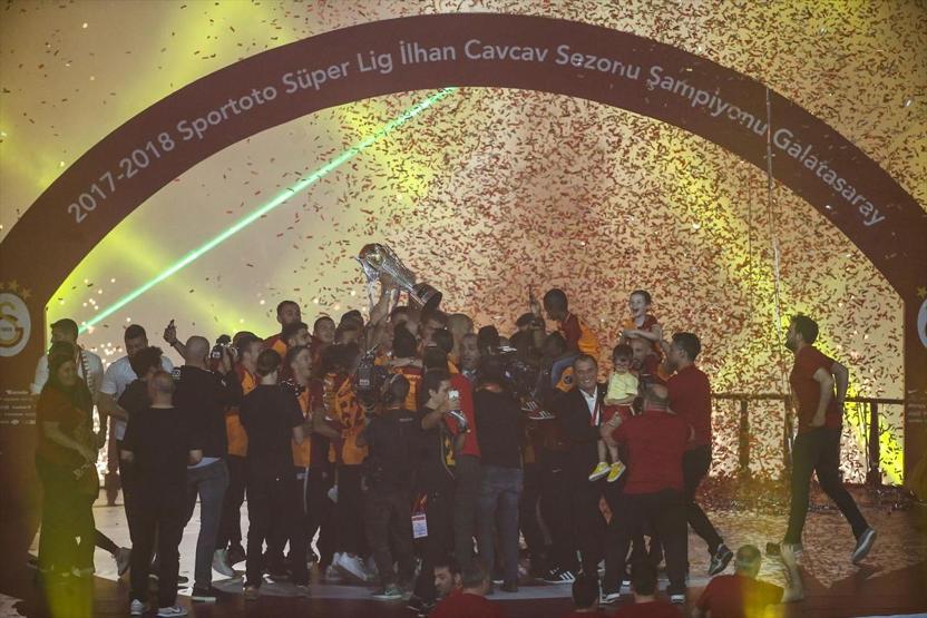 Şampiyon Galatasaray kupasına kavuştu