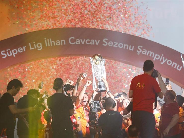 Şampiyon Galatasaray kupasına kavuştu
