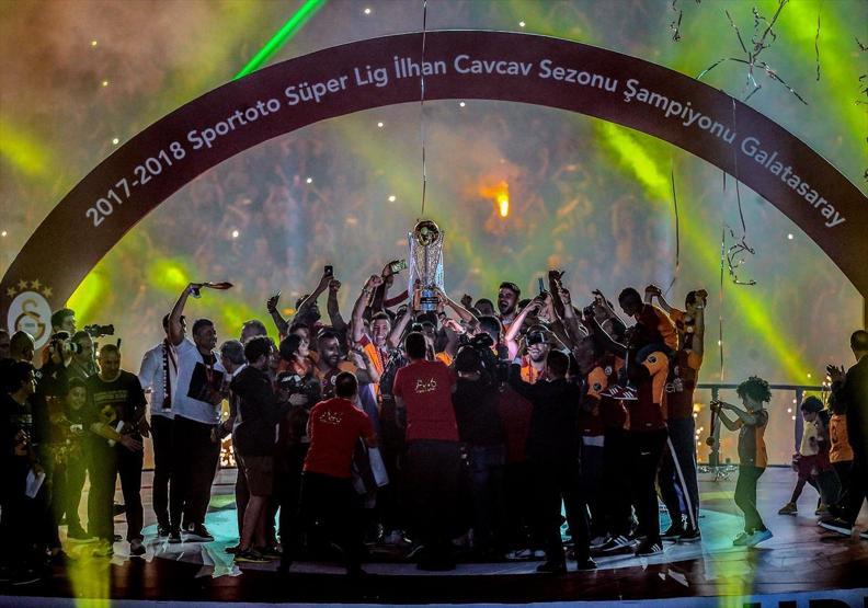 Şampiyon Galatasaray kupasına kavuştu