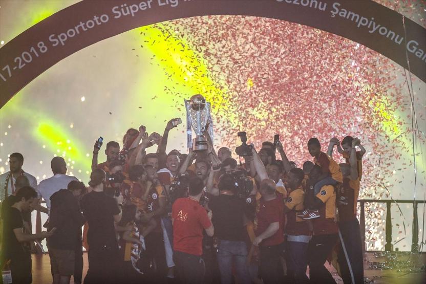 Şampiyon Galatasaray kupasına kavuştu