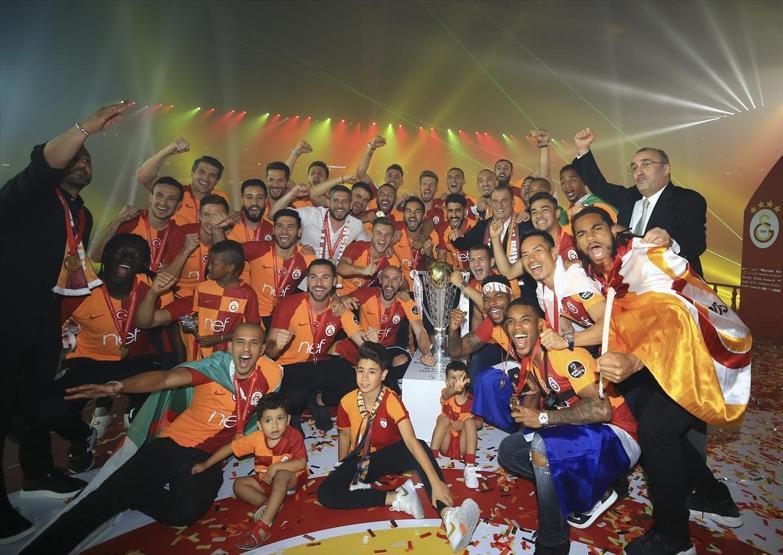 Şampiyon Galatasaray kupasına kavuştu