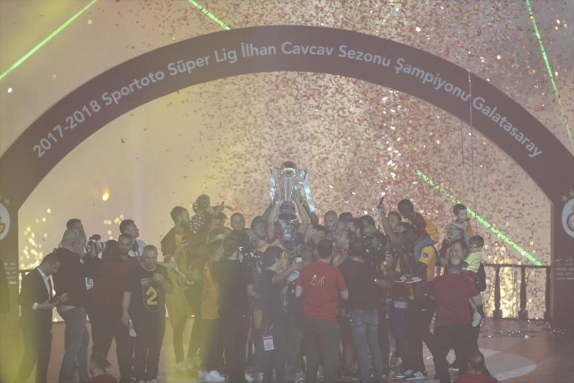 Şampiyon Galatasaray kupasına kavuştu