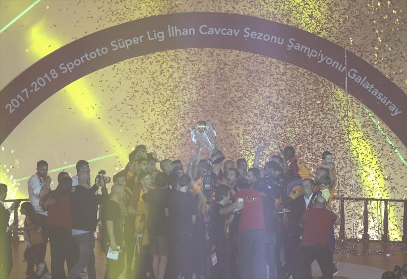 Şampiyon Galatasaray kupasına kavuştu
