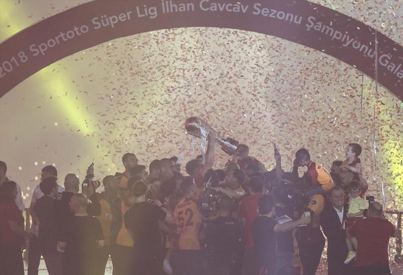 Şampiyon Galatasaray kupasına kavuştu