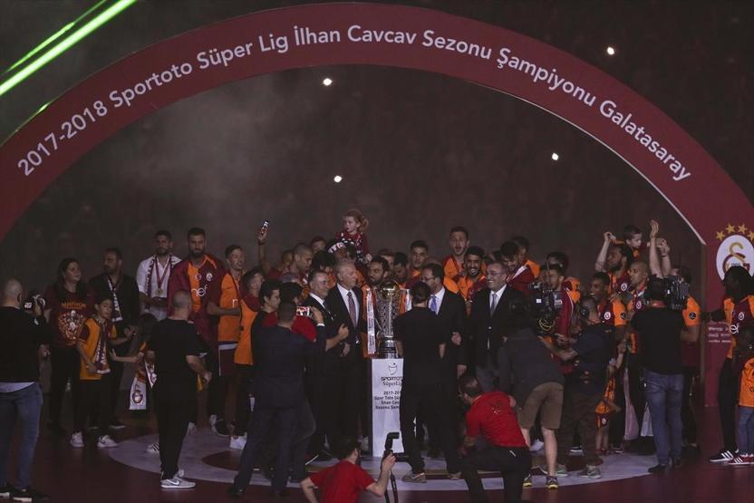 Şampiyon Galatasaray kupasına kavuştu