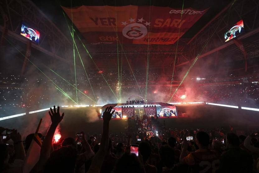 Şampiyon Galatasaray kupasına kavuştu