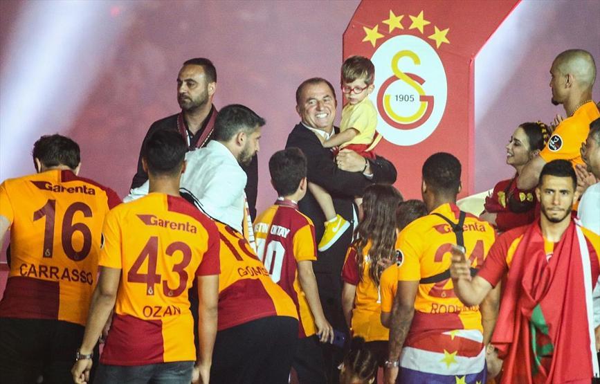 Şampiyon Galatasaray kupasına kavuştu